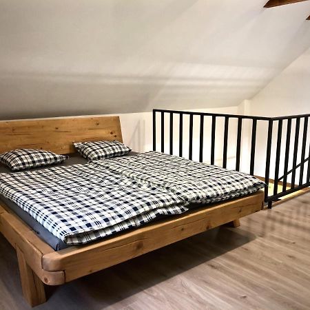 Mezonetový apartmán s terasou na samotě v lese Vlkava Exteriér fotografie