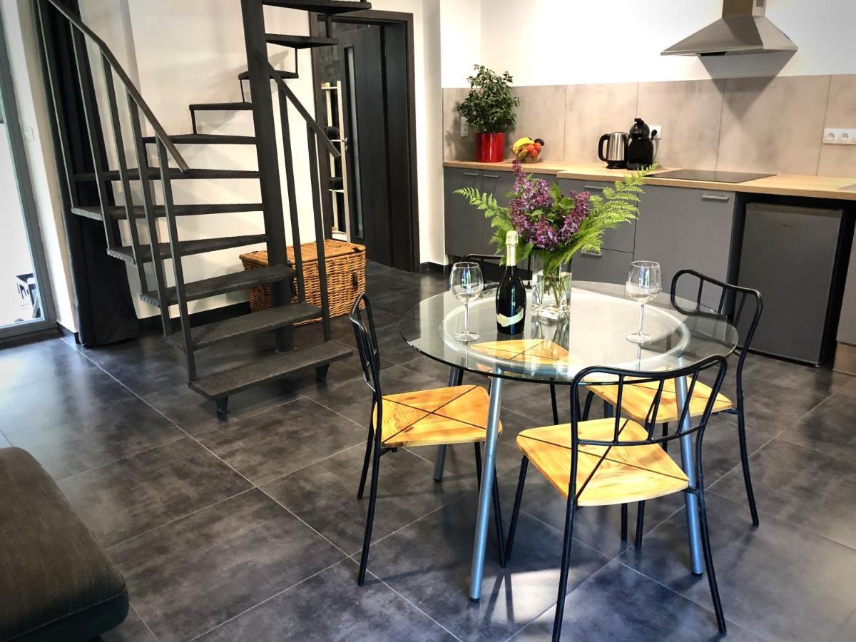 Mezonetový apartmán s terasou na samotě v lese Vlkava Exteriér fotografie