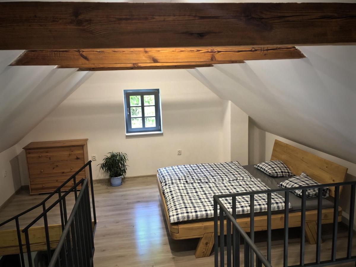 Mezonetový apartmán s terasou na samotě v lese Vlkava Exteriér fotografie