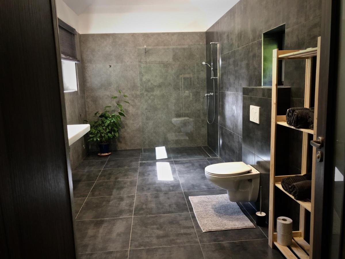 Mezonetový apartmán s terasou na samotě v lese Vlkava Exteriér fotografie