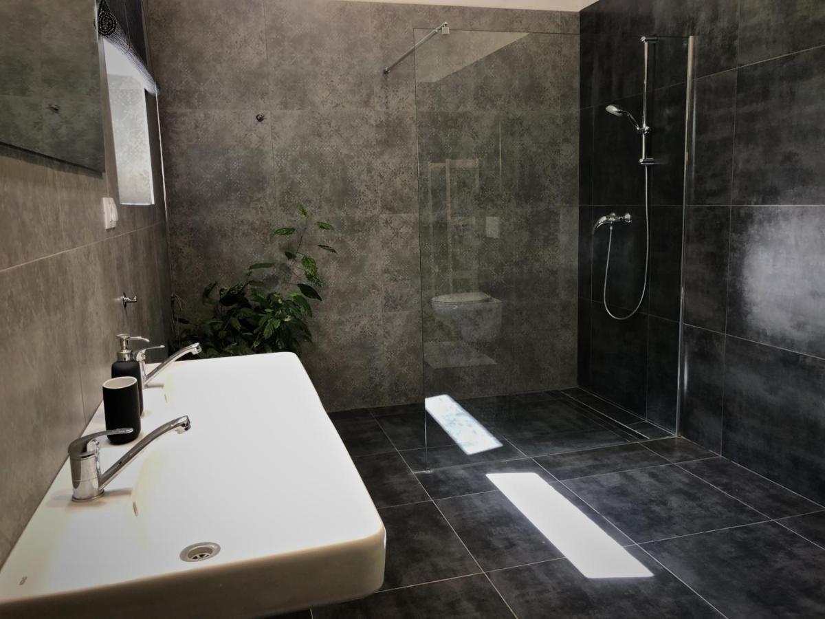 Mezonetový apartmán s terasou na samotě v lese Vlkava Exteriér fotografie