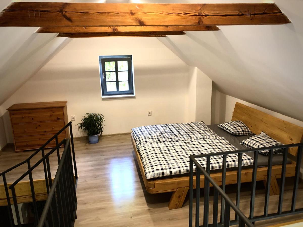 Mezonetový apartmán s terasou na samotě v lese Vlkava Exteriér fotografie