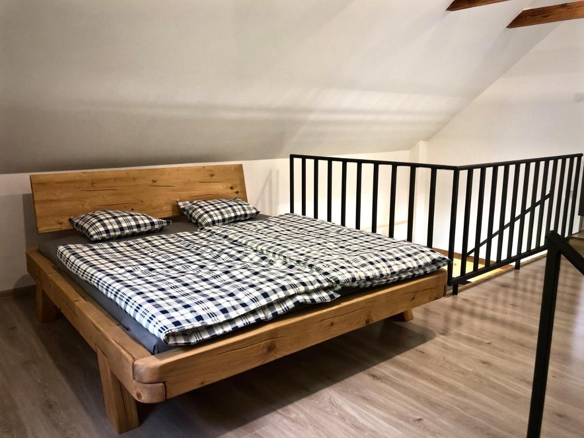 Mezonetový apartmán s terasou na samotě v lese Vlkava Exteriér fotografie